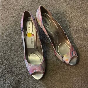 Bandolino fabric peep toe heels